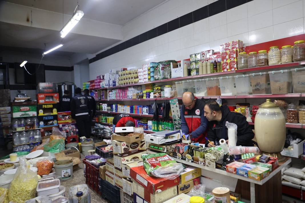 İnsan sağlığını ayaklar altına alan işletme! Yerlerde ölü fareler bulundu,   tarihi geçmiş ürünler tespit edildi 3